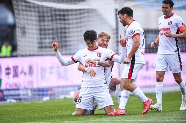 开云体育下载-【中超】元敏诚反戈韦世豪破门 蓉城客场2比1亚泰