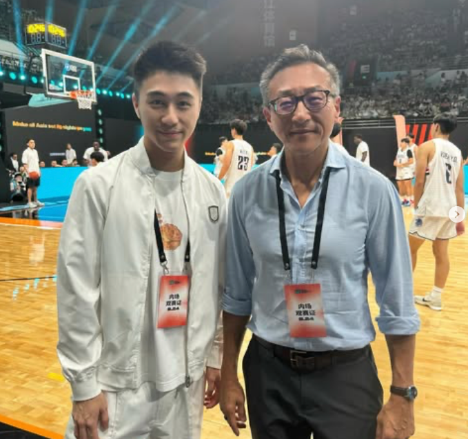kaiyun-NBA两大中国老板！何猷君社媒晒出与蔡崇信的合影